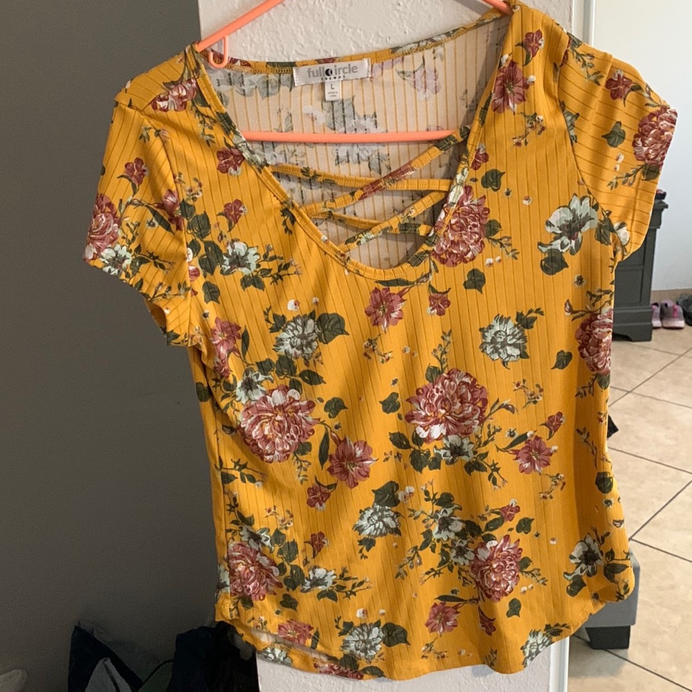 Selling a large T-shirt color yellow! Selling a black blouse!